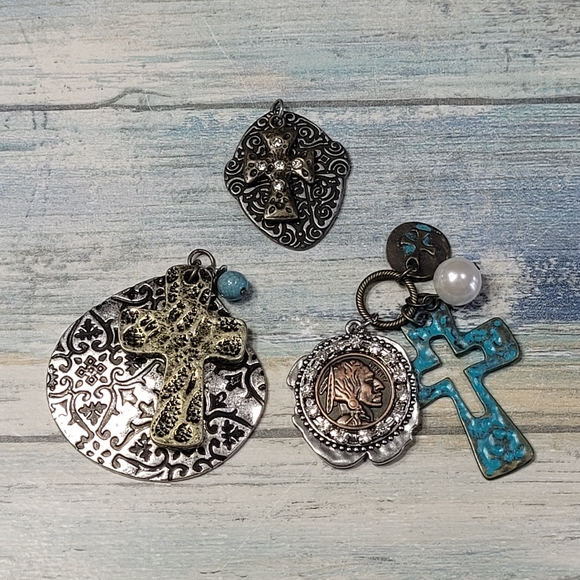 Three Finding Pendants. - Picture 1 of 8